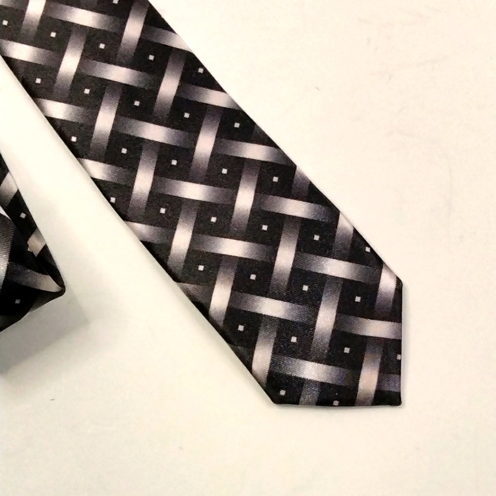 DAN SMITH Mens Skinny Necktie Black‎/White/Silver
Modern Polyester 2”x57”